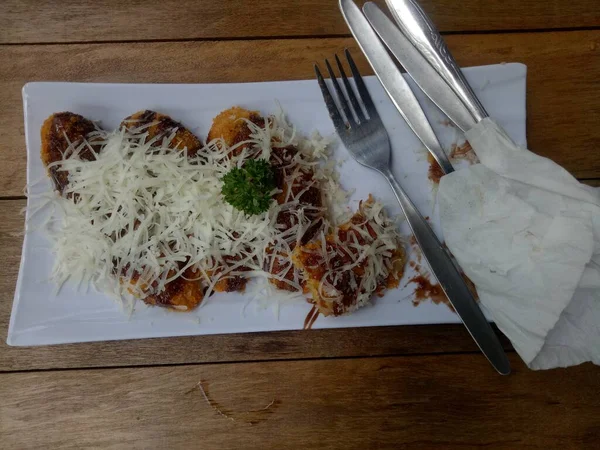 Bananes Frites Croustillantes Avec Une Pincée Fromage Sur Une Plaque — Photo