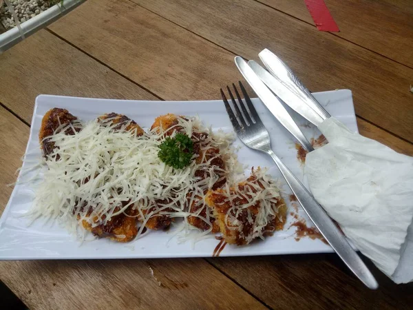 Crispy Fried Bananas Sprinkling Cheese White Plate Photo — Stock Photo, Image