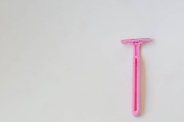 Beyaz izole arkaplan fotoğrafında pembe sakal jileti kullanılmış.