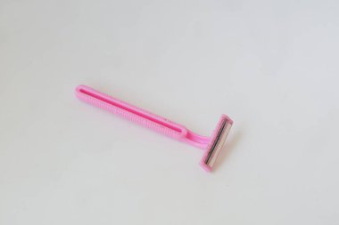 Beyaz izole arkaplan fotoğrafında pembe sakal jileti kullanılmış.