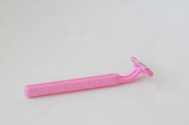 Beyaz izole arkaplan fotoğrafında pembe sakal jileti kullanılmış.