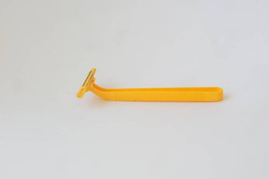 Beyaz arka plan fotoğrafında sarı sakal jileti kullanılmış.