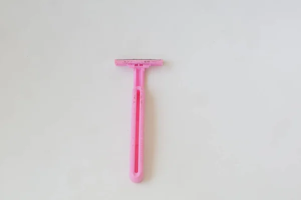 粉红胡子剃须刀在白色孤立背景照片上的应用 — 图库照片