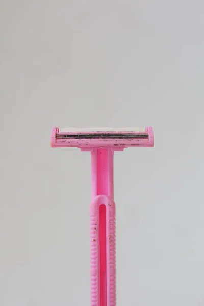 白地にピンクの髭剃りを使った写真 — ストック写真