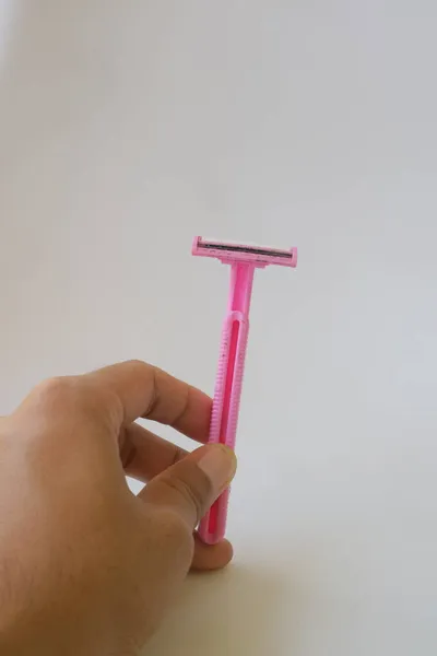 粉红胡子剃须刀在白色孤立背景照片上的应用 — 图库照片