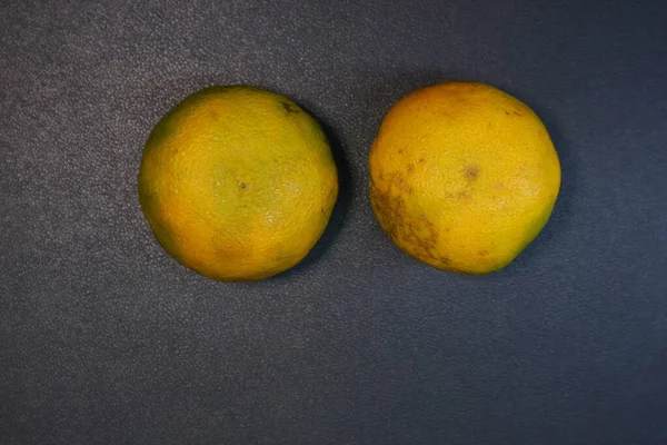 Zwei Gelbe Orangen Auf Schwarzem Hintergrund — Stockfoto