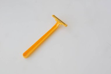 Beyaz arka plan fotoğrafında sarı sakal jileti kullanılmış.