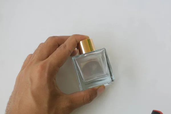 Botella Perfume Vidrio Con Tapa Oro Sobre Fondo Blanco Aislado —  Fotos de Stock