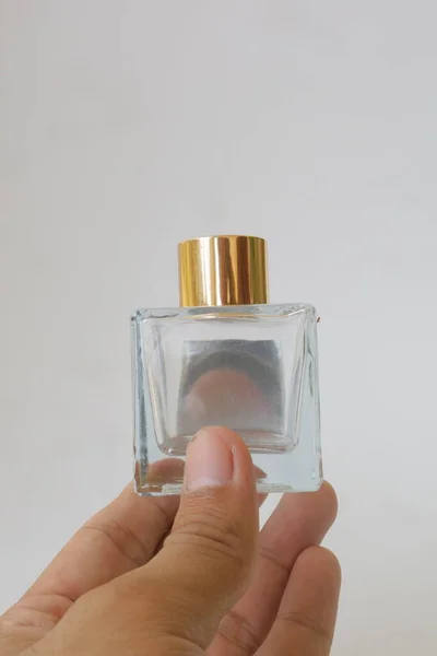 Glazen Parfumflesje Met Gouden Dop Witte Geïsoleerde Achtergrond — Stockfoto