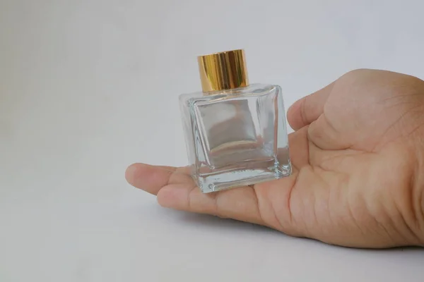 Botella Perfume Vidrio Con Tapa Oro Sobre Fondo Blanco Aislado — Foto de Stock