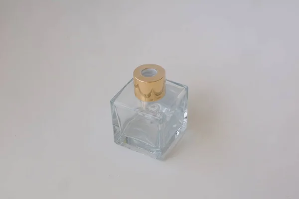 Frasco Perfume Vidro Com Tampa Ouro Fundo Isolado Branco — Fotografia de Stock