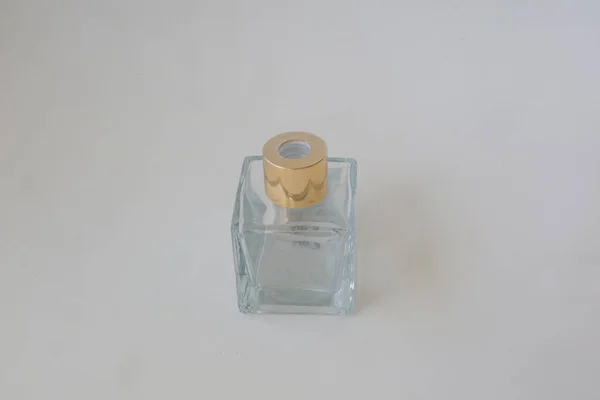 白色孤立背景的金色瓶盖玻璃瓶 — 图库照片