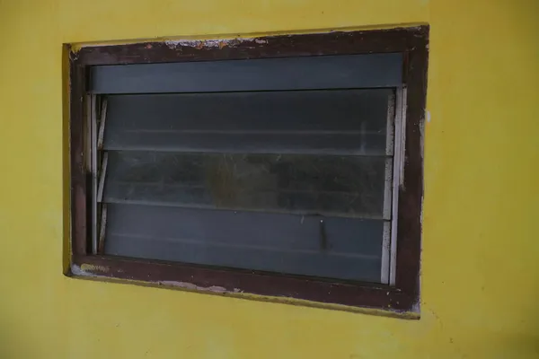 Маленьке Вікно Жовтій Стіні Фото — стокове фото