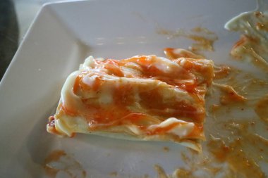 Sos fotoğraflı küçük beyaz kebap.