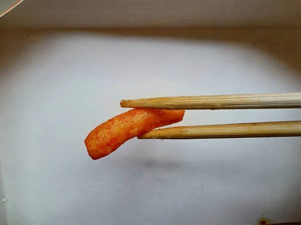 Πορτοκαλί Σνακ Σφιγμένα Chopsticks Φωτογραφία — Φωτογραφία Αρχείου