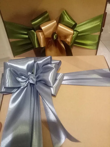 Cardboard Box Grey Green Ribbon Photo — Stock Photo, Image