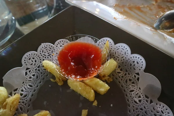 Batatas Fritas Molho Vermelho Uma Foto Prato — Fotografia de Stock