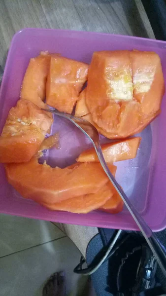 Plastik Bir Kutuda Çatal Papaya — Stok fotoğraf