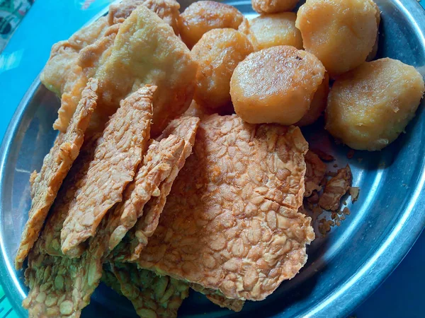 Tempeh Pasteles Plato Azul Foto — Foto de Stock