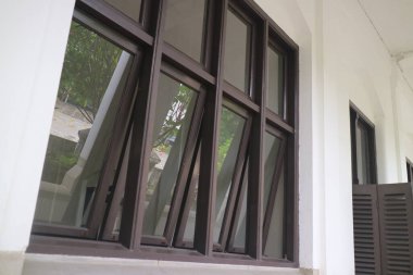 büyük koyu kahverengi pencere fotoğrafı