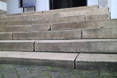 Evin önündeki eski beton merdivenler.