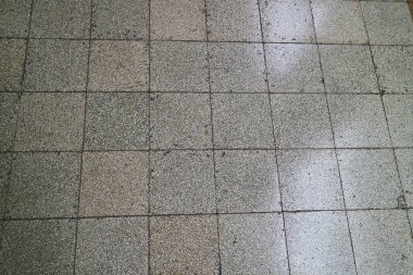 Gri renkli resimli eski seramik zemin