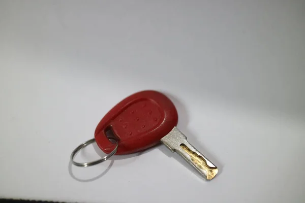 Kicsi Piros Kulcs Egy Fehér Háttér Fotó — Stock Fotó