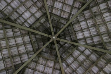 Eşsiz ve simetrik çatı katı fotoğrafı.