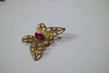 Altın kelebek şeklinde elbise broşu fotoğrafı.