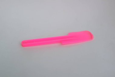 Beyaz arka plan fotoğrafında pembe kek karışımı.