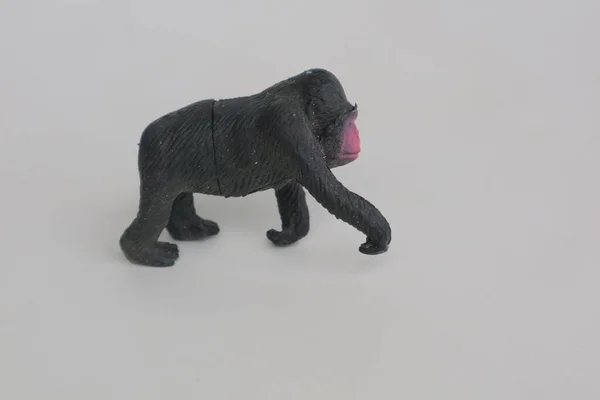 Маленькая Игрушка Шимпанзе Пластикового Фото — стоковое фото