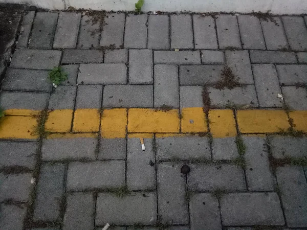 黄色の線の写真と舗装ブロック道路 — ストック写真