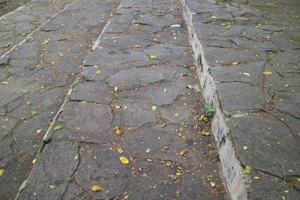 Düşen Yapraklarla Dolu Istiflenmiş Taşlardan Oluşan Sokaklar — Stok fotoğraf