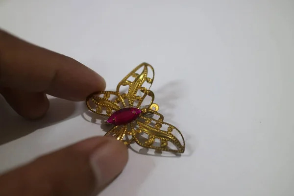 Altın Kelebek Şeklinde Elbise Broşu Fotoğrafı — Stok fotoğraf