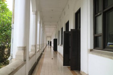 SEMARANG, INDONEZYA - 03 Aralık 2021: Semarang şehir merkezi Java Endonezya 'daki Lawang Sewu' nun tarihi binasının uzun koridorunun editör görüntüsü