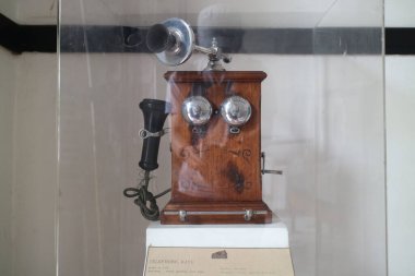 SEMARANG, INDONEZYA - 03 Aralık 2021: Semarang şehir merkezi Java Endonezya 'daki Lawang Sewu binasındaki eski telefonun yayın görüntüsü