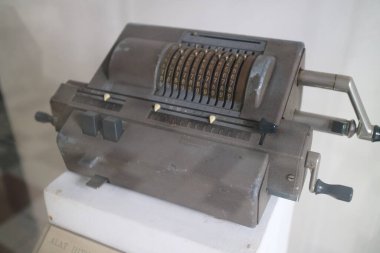 SEMARANG, INDONEZYA - 03 Aralık 2021: Semarang şehir merkezi Java Endonezya 'da Lawang Sewu' daki eski sayım makinesinin editör görüntüsü