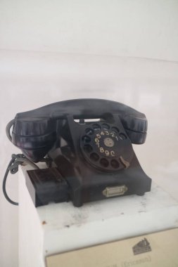 SEMARANG, INDONEZYA - 03 Aralık 2021: Semarang şehir merkezi Java Endonezya 'daki Lawang Sewu binasındaki eski telefonun yayın görüntüsü