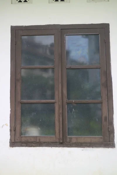 Скляне Вікно Дерев Яною Рамкою Фото — стокове фото
