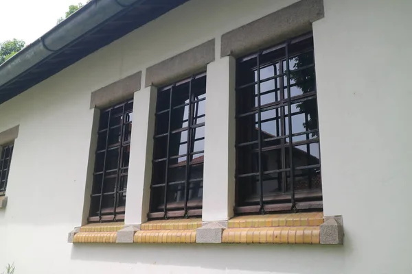 Ventana Cristal Con Enrejado Hierro Foto Cubierta —  Fotos de Stock