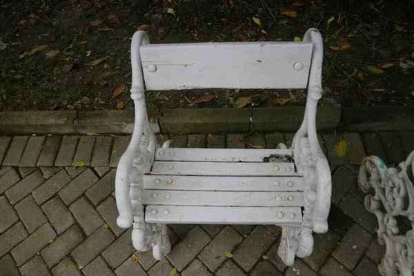 小さくてユニークな白い椅子の写真 — ストック写真