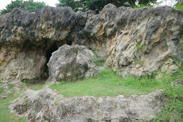 Parkın Ortasında Yeşil Çimen Fotoğraflı Yapay Bir Mağara — Stok fotoğraf