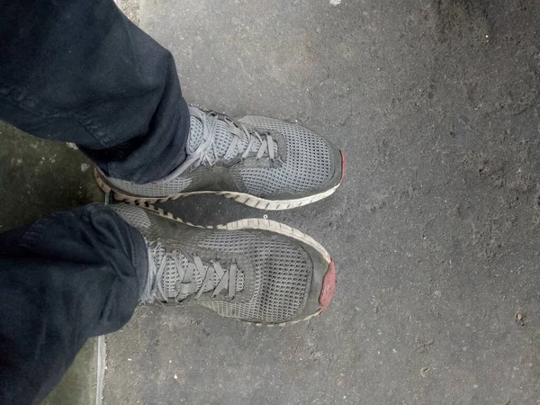 Homem Vestindo Sapatos Cinza Maçante Foto — Fotografia de Stock