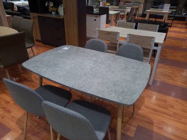 Gri yemek masası ve sandalyeler