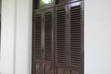 Geniş ahşap kapı ve havalandırma delikleri fotoğrafı.