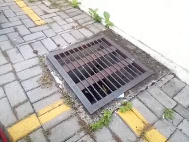 Demir fotoğraftan yapılmış oluk kapağı.