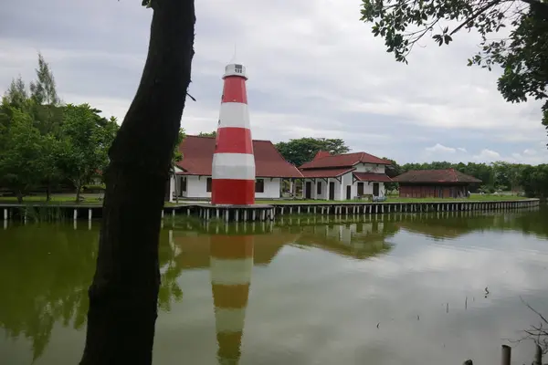 Red Lighthouse Edge Swamp Photo — стоковое фото