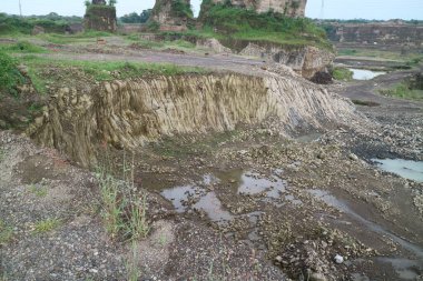 Kazılmış toprak fotoğrafındaki su birikintisi.