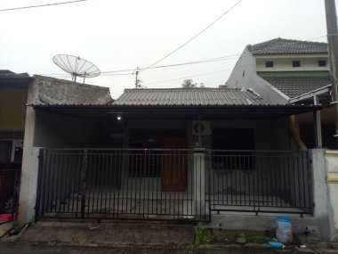 Siyah demir parmaklıklı boş bir ev.