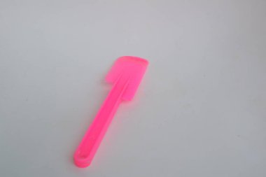 Beyaz arka plan fotoğrafında pembe kek karışımı.